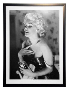 Obraz - Marilyn Monroe, Chanel No 5, czarno-biała fotografia - reprodukcja W08046 oprawiona w ramę 60x80 cm. - Obrazy Reprodukcje Ramy | ergopaul.pl