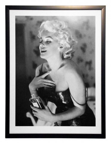 Obraz - Marilyn Monroe, Chanel No 5, czarno-biała fotografia - reprodukcja W08046 oprawiona w ramę 60x80 cm. - Obrazy Reprodukcje Ramy | ergopaul.pl