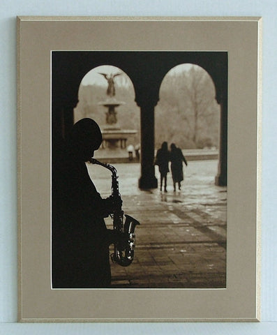 Obraz - Miejski widok na ulicę Nowego Yorku z saksofonistą - reprodukcja na płycie A5494 40x50 cm - Obrazy Reprodukcje Ramy | ergopaul.pl