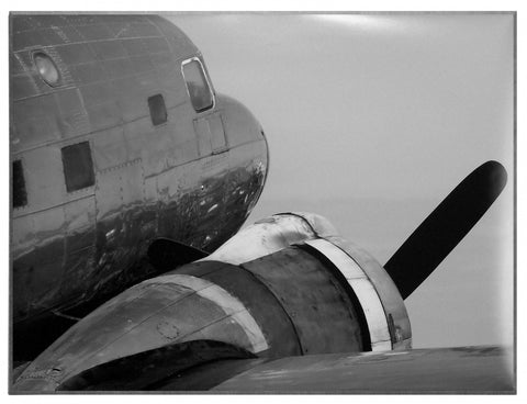 Obraz - Samolot w stylu vintage, zbliżenie, czarno - biała fotografia - reprodukcja na płycie 3AP1120 81x61 cm. - Obrazy Reprodukcje Ramy | ergopaul.pl