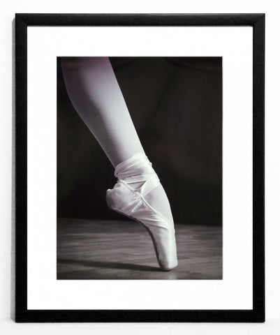 Obraz - Balet, czarno-biała fotografia pointy - reprodukcja C240 oprawiona w ramę 40x50 cm. - Obrazy Reprodukcje Ramy | ergopaul.pl