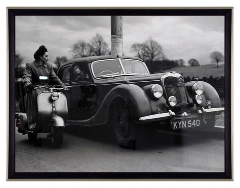 Obraz - Stare fotografie, samochód i dziewczyna na skuterze Vespa - reprodukcja oprawiona w ramę 3AP172 80x60 cm - Obrazy Reprodukcje Ramy | ergopaul.pl