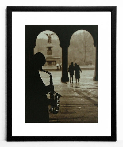 Obraz - Miejski widok na ulicę Nowego Yorku z saksofonistą - Reprodukcja A5494 w ramie 40x50 cm - Obrazy Reprodukcje Ramy | ergopaul.pl
