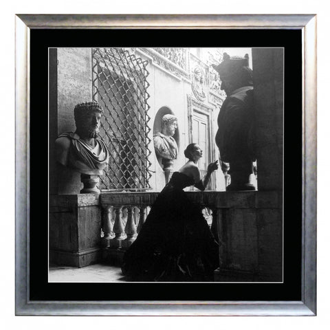 Obraz - Kobieta w stroju balowym, Rzym, 1952r. - reprodukcja w ramie 1GN667 80x80 cm - Obrazy Reprodukcje Ramy | ergopaul.pl