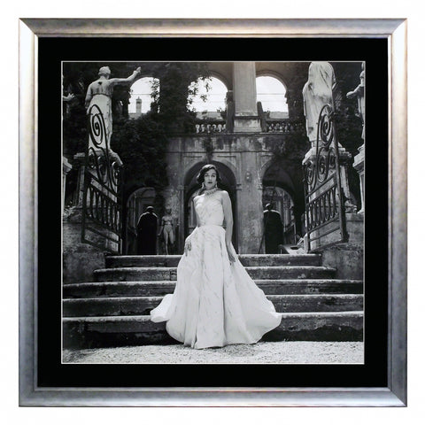 Obraz - Kobieta w białym stroju balowym - reprodukcja w ramie 1GN1484 80x80 cm - Obrazy Reprodukcje Ramy | ergopaul.pl