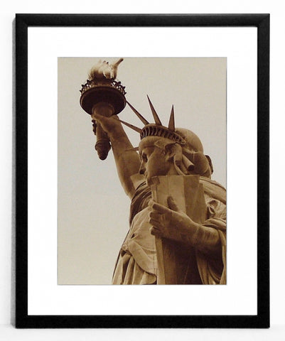 Obraz - Miejski widok na Statuę Wolności - Decograph A6121 w ramie 40x50 cm - Obrazy Reprodukcje Ramy | ergopaul.pl