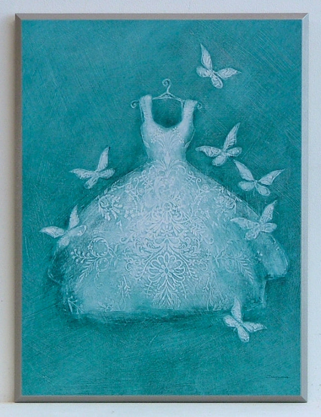 Obraz - Biała koronkowa sukienka na zielonym tle - reprodukcja na płycie A7471 31x41 cm - Obrazy Reprodukcje Ramy | ergopaul.pl