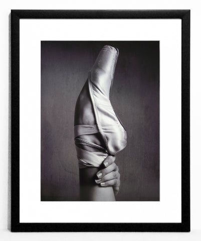 Obraz - Balet, czarno-biała fotografia pointy - reprodukcja C239 oprawiona w ramę 40x50 cm. - Obrazy Reprodukcje Ramy | ergopaul.pl