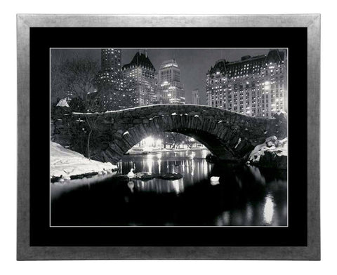 Obraz - New York, Central Park, mostek - reprodukcja czarno-białej fotografii 3AP1936 oprawiona w ramę 95x75 cm. - Obrazy Reprodukcje Ramy | ergopaul.pl