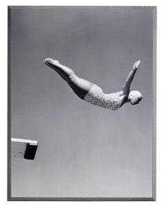 Obraz - Stare fotografie, skok do wody z trampoliny II, czarno-biała fotografia - reprodukcja 3AP3672-30 na płycie 31x41 cm - Obrazy Reprodukcje Ramy | ergopaul.pl