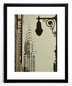 Obraz - Miejski widok na Chrysler Building z latarnią - Decograph A5497 w ramie 40x50 cm - Obrazy Reprodukcje Ramy | ergopaul.pl