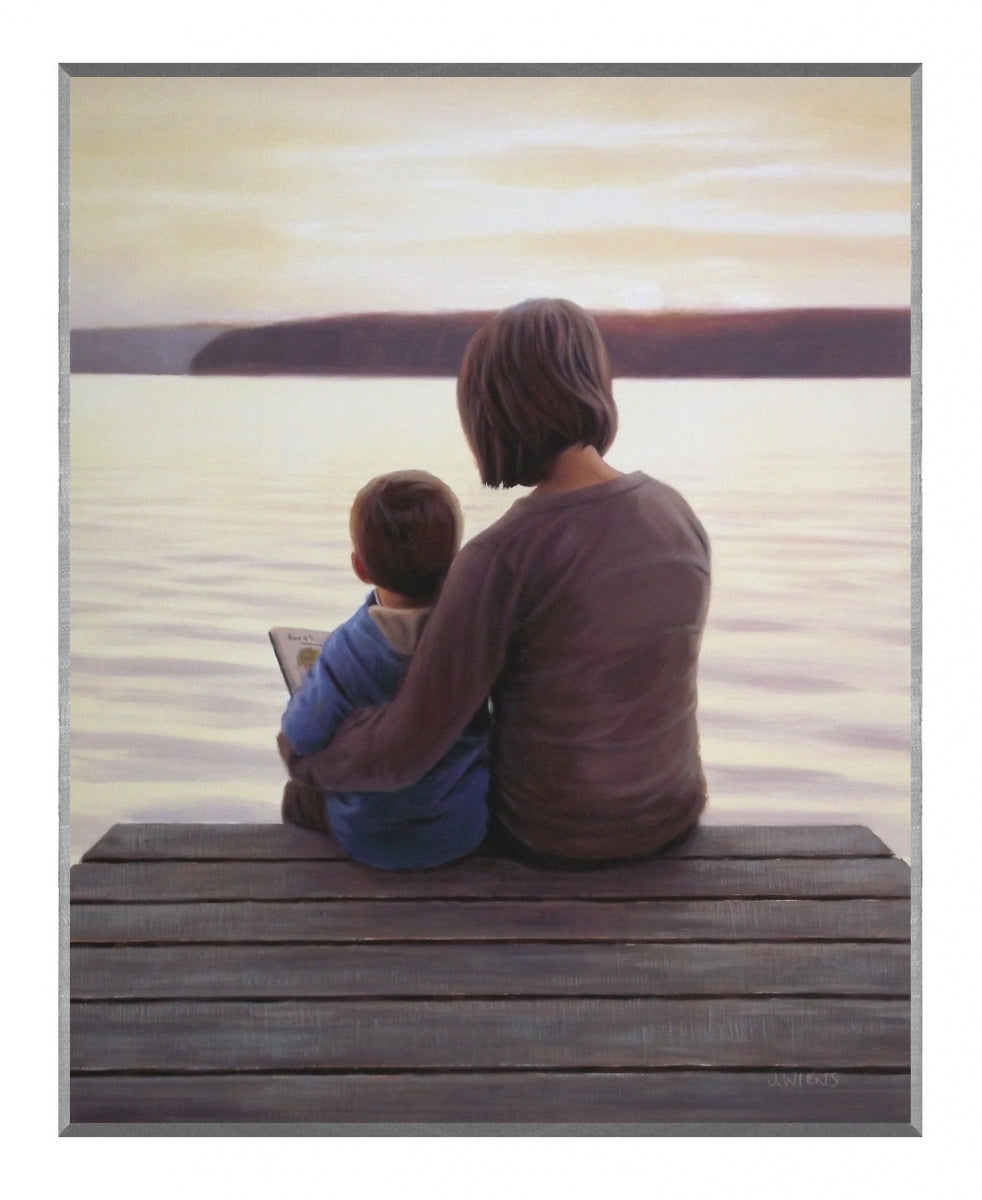 Obraz - Rodzina nad jeziorem, matka czytająca z synem ksiązkę - Decograph A6668 41x51 cm - Obrazy Reprodukcje Ramy | ergopaul.pl