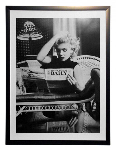 Obraz - Marilyn Monroe, Motion Picture Daily, czarno-biała fotografia - reprodukcja W08047 oprawiona w ramę 60x80 cm. - Obrazy Reprodukcje Ramy | ergopaul.pl