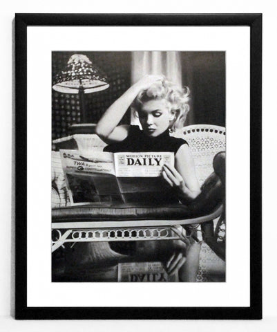 Obraz - Marilyn Monroe, Motion Picture Daily, czarno-biała fotografia - reprodukcja w ramie z passe-partout W04350 43x54  cm. - Obrazy Reprodukcje Ramy | ergopaul.pl