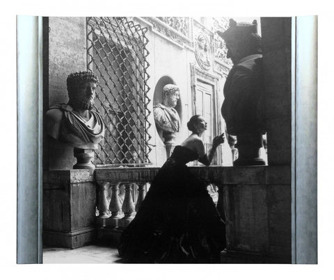 Obraz - Kobieta w stroju balowym, Rzym, 1952 rok - reprodukcja w półramie 1GN667 70x70 cm. - Obrazy Reprodukcje Ramy | ergopaul.pl