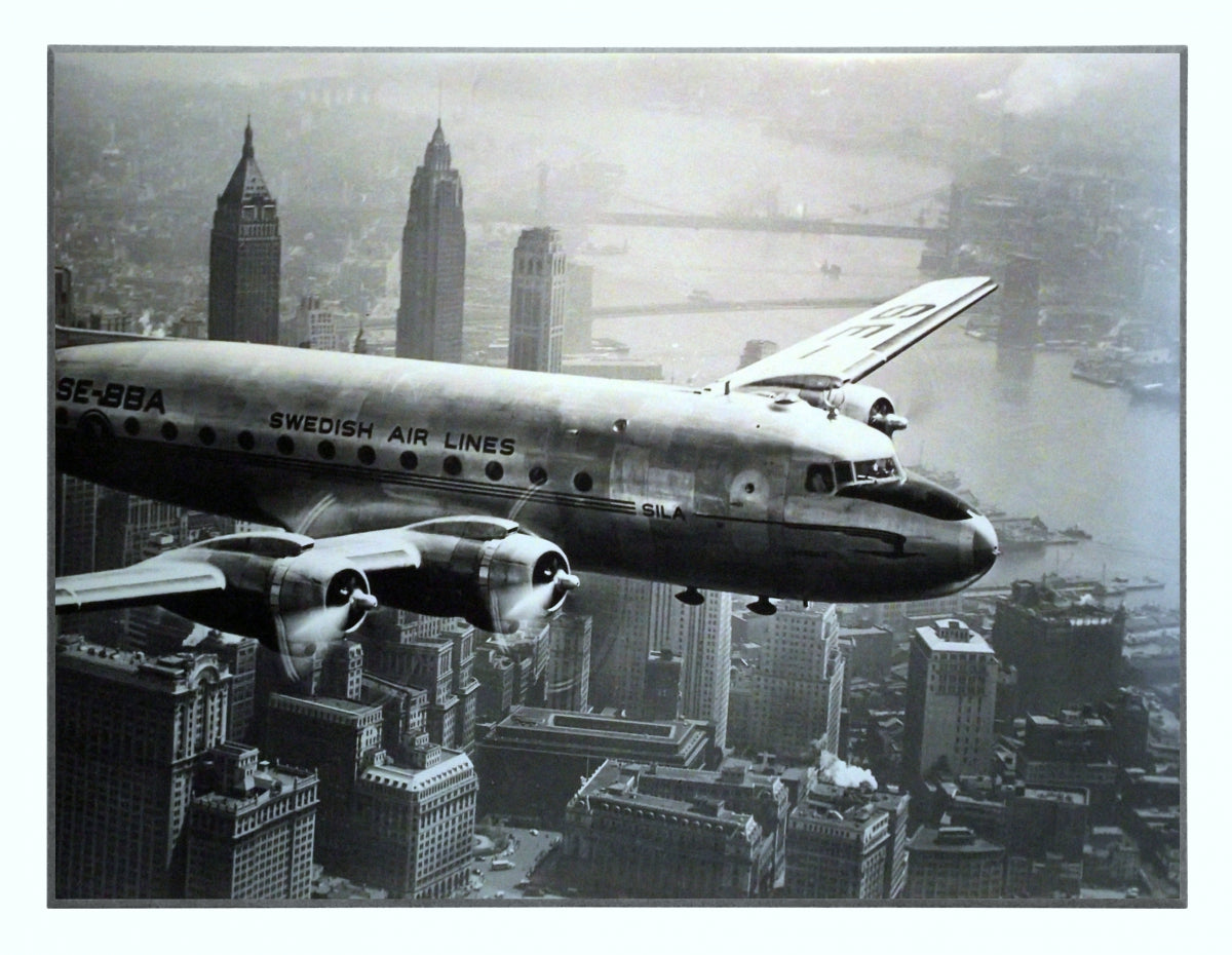 Obraz - Samolot nad Manhattanem, czarno - biała fotografia - reprodukcja na płycie 3AP640 81x61 cm. - Obrazy Reprodukcje Ramy | ergopaul.pl