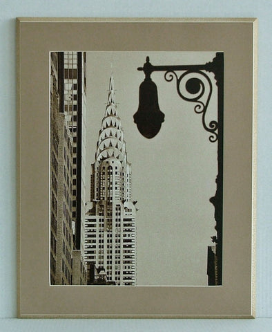 Obraz - Miejski widok na Chrysler Building z latarnią - Decograph A5497 40x50 cm - Obrazy Reprodukcje Ramy | ergopaul.pl