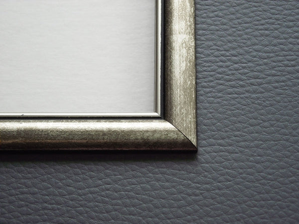 Obraz - Graficzny akt kobiety piórkiem - reprodukcja w ramie IGP2940 50x50 cm - Obrazy Reprodukcje Ramy | ergopaul.pl