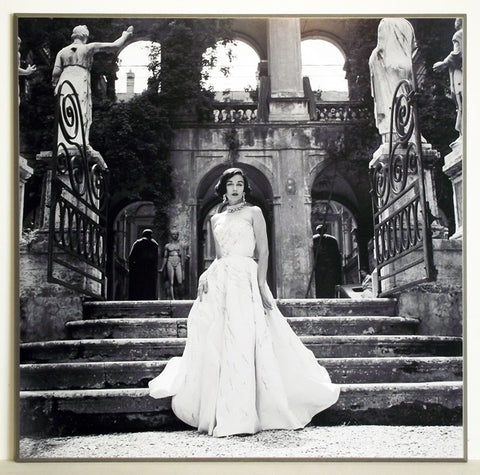 Obraz - Kobieta w białym stroju balowym - reprodukcja na płycie 1GN1484 71x71 cm - Obrazy Reprodukcje Ramy | ergopaul.pl