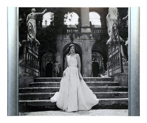 Obraz - Kobieta w białym stroju balowym - reprodukcja w półramie 1GN1484 70x70 cm. - Obrazy Reprodukcje Ramy | ergopaul.pl