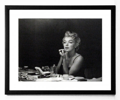 Obraz - Marilyn Monroe, back stage, czarno-biała fotografia - reprodukcja w ramie z passe-partout W04167 53x44 cm. Ostatnia sztuka! - Obrazy Reprodukcje Ramy | ergopaul.pl