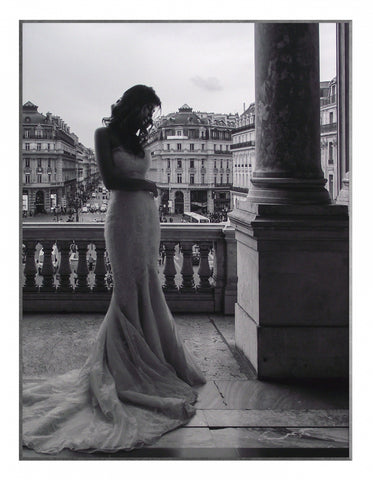 Obraz - Kobieta w sukni na paryskim balkonie - reprodukcja 3AP4624 na płycie 61x81 cm. - Obrazy Reprodukcje Ramy | ergopaul.pl