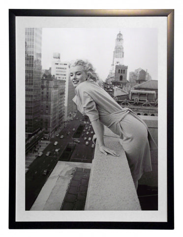 Obraz - Marilyn Monroe, na dachu Hotelu Ambassador, czarno-biała fotografia - reprodukcja W08048 w ramie 60x80 cm. - Obrazy Reprodukcje Ramy | ergopaul.pl