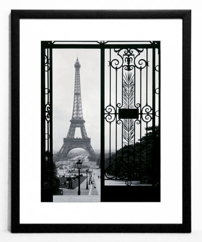 Obraz - Paryż, Wieża Eiffel'a, widok z Pałacu Trocadero, czarno-biała fotografia - reprodukcja 3AP3256-40 oprawiona w ramę 40x50 cm - Obrazy Reprodukcje Ramy | ergopaul.pl
