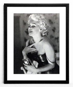 Obraz - Marilyn Monroe, Chanel No 5, czarno-biała fotografia - reprodukcja w ramie z passe-partout W04349 43x54  cm. - Obrazy Reprodukcje Ramy | ergopaul.pl