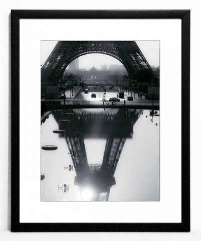 Obraz - Paryż, Wieża Eiffel'a, odbicie w fontannie, czarno-biała fotografia - reprodukcja 3MS3291-40 oprawiona w ramę 40x50 cm - Obrazy Reprodukcje Ramy | ergopaul.pl