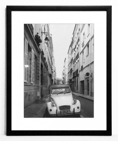 Obraz - Miejski widok na uliczkę z samochodem - Decograpg A4715 w ramie 40x50 cm - Obrazy Reprodukcje Ramy | ergopaul.pl