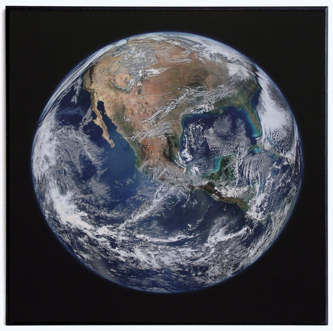 Obraz - Ziemia z kosmosu, kolorowa fotografia NASA - reprodukcja 1AP3243 na płycie  71x71 cm - Obrazy Reprodukcje Ramy | ergopaul.pl