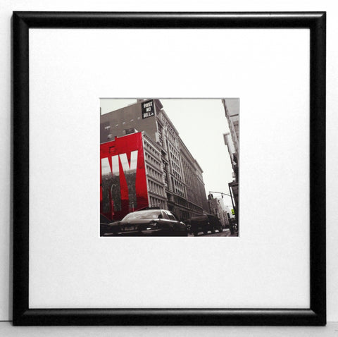 Obraz - Czerwone akcenty, ulice Nowego Yorku - reprodukcja w ramie z passe-partout IGP3704 30x30 cm - Obrazy Reprodukcje Ramy | ergopaul.pl