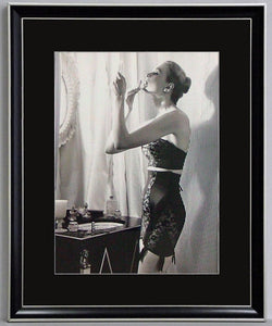 Obraz - Kobieta w wieczorowej bieliźnie - reprodukcja w ramie A7129 40x50 cm - Obrazy Reprodukcje Ramy | ergopaul.pl