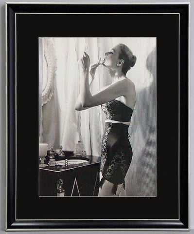 Obraz - Kobieta w wieczorowej bieliźnie - reprodukcja w ramie A7129 40x50 cm - Obrazy Reprodukcje Ramy | ergopaul.pl