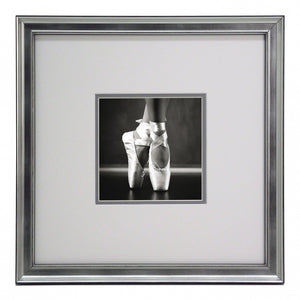 Obraz - Baletki II, czarno-biała fotografia - reprodukcja CS0933 w ramie z passe-partou 30x30 cm. - Obrazy Reprodukcje Ramy | ergopaul.pl